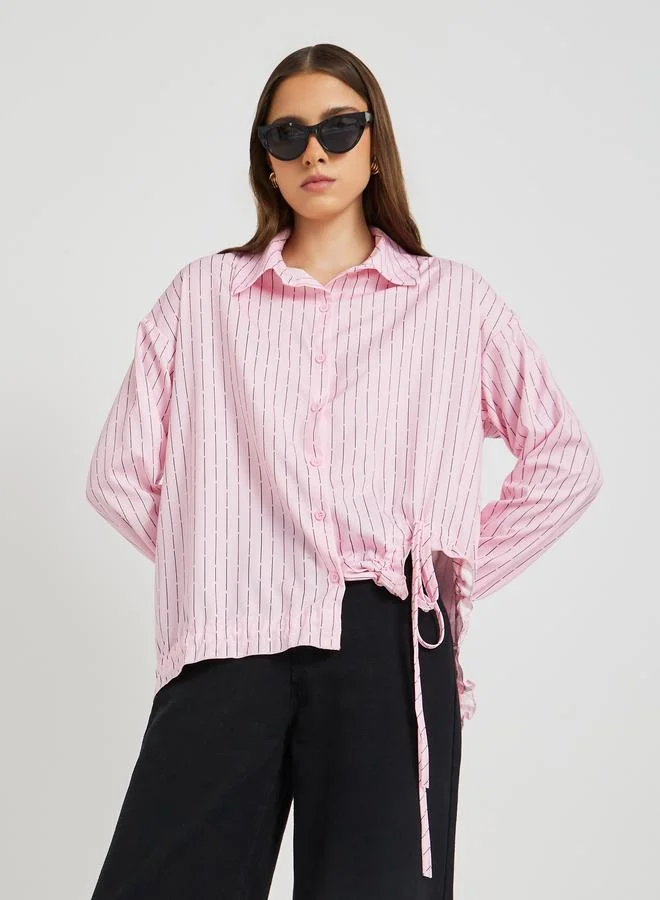 تايك تو قميص واسع بأربطة مخططة من أسفل