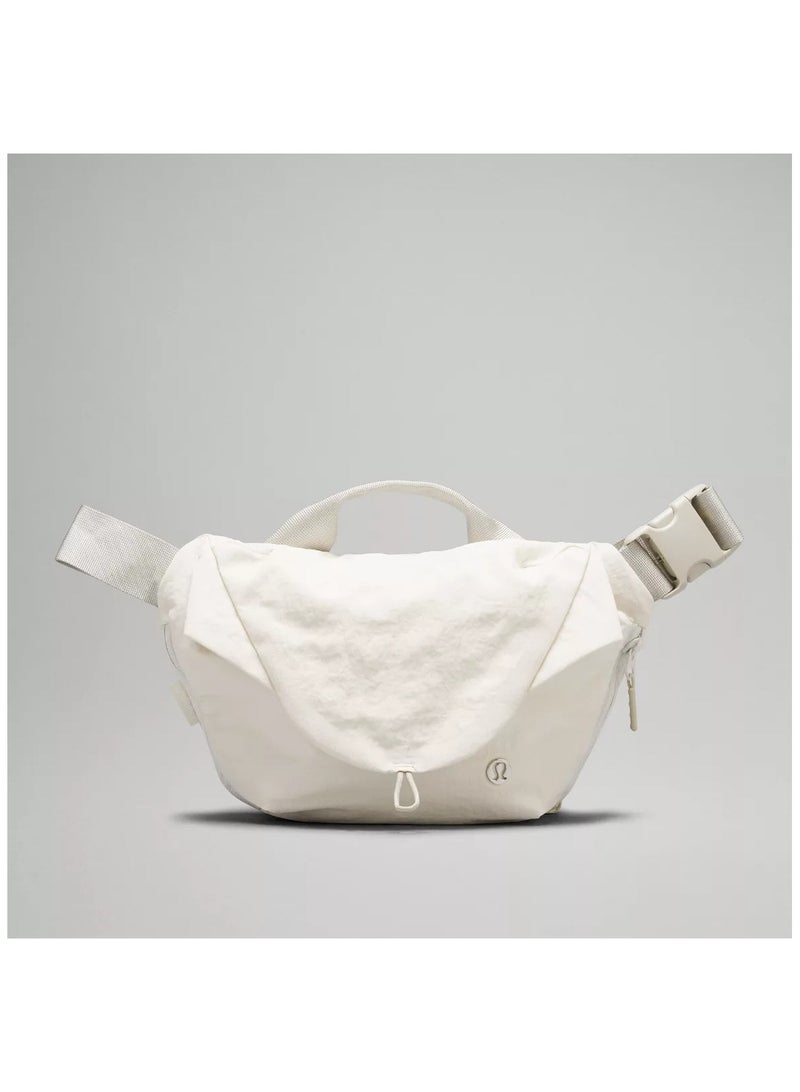 لولوليمون حقيبة كروس منحنية سعة 3 لتر سعة كبيرة - للعمل/ للسفر، سهلة التنسيق مع ملابسك! - Image 2