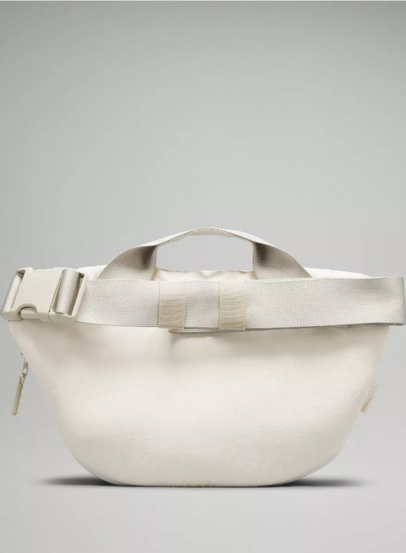 لولوليمون حقيبة كروس منحنية سعة 3 لتر سعة كبيرة - للعمل/ للسفر، سهلة التنسيق مع ملابسك! - Image 4