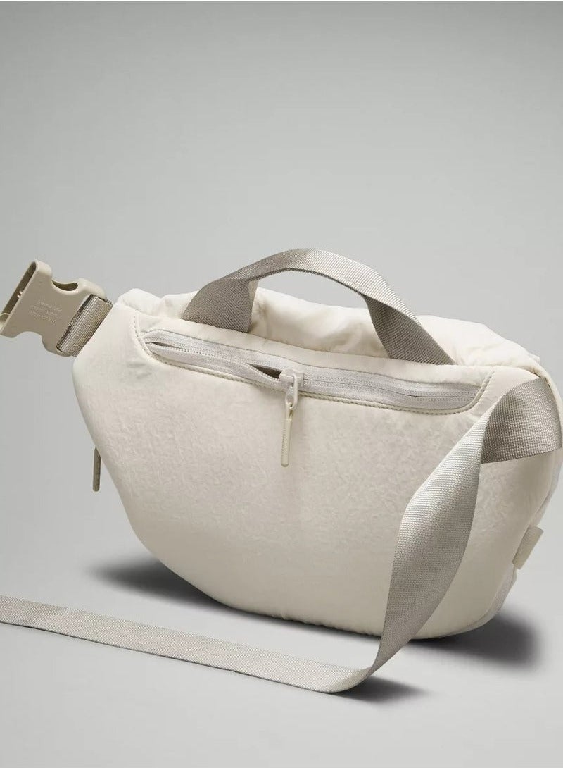 لولوليمون حقيبة كروس منحنية سعة 3 لتر سعة كبيرة - للعمل/ للسفر، سهلة التنسيق مع ملابسك! - Image 3