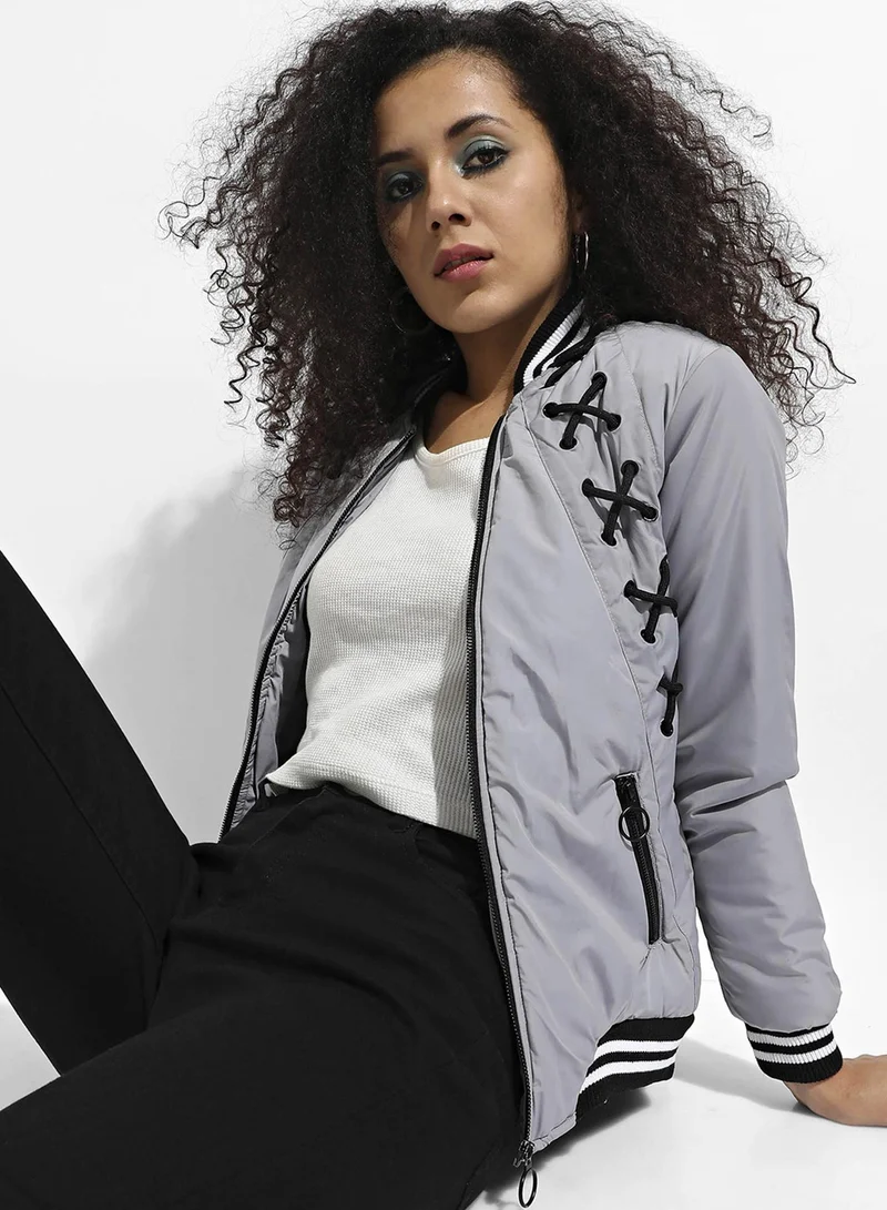 كامبوس سوترا جاكيت نسائي رمادي فاتح بسحاب وتفاصيل متقاطعة للملابس الكاجوال