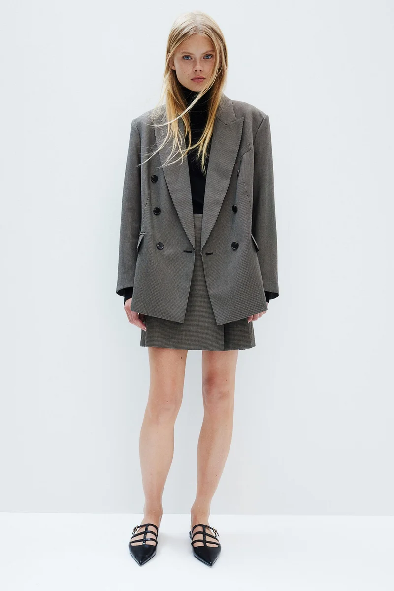 اتش اند ام تنورة قصيرة بتفاصيل معدنية