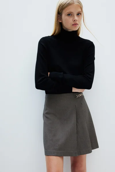 اتش اند ام تنورة قصيرة بتفاصيل معدنية