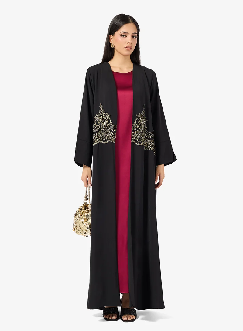 خزانة عباية مطرزة