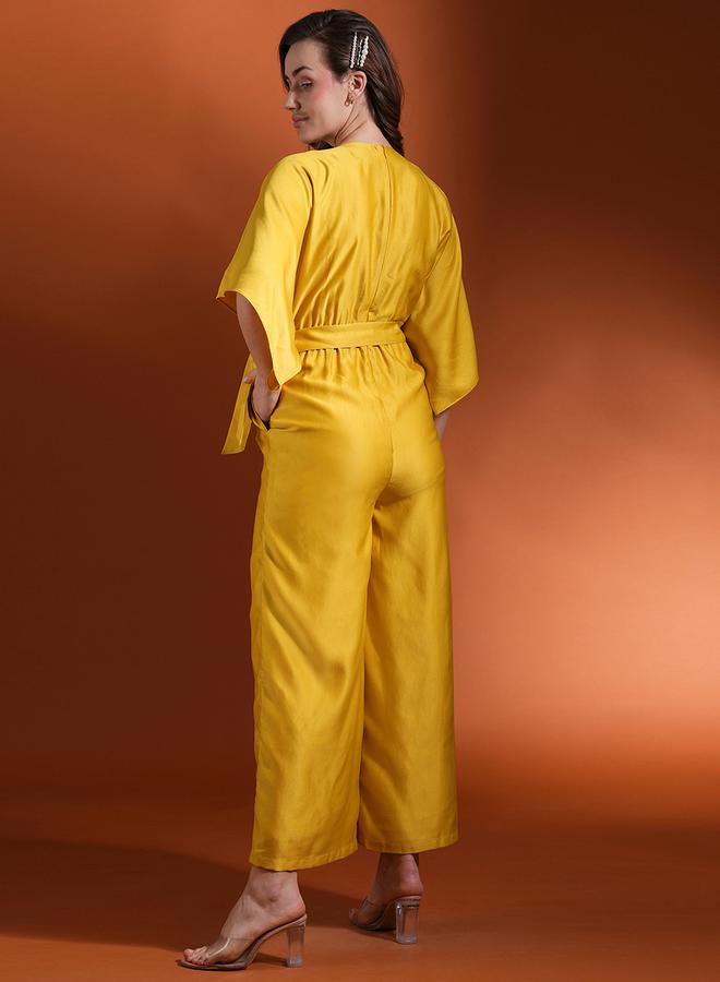 جلو باص جمبسوت واسع الأرجل بياقة على شكل حرف  وأكمام كيمونو مع ربطة عنق - Image 3