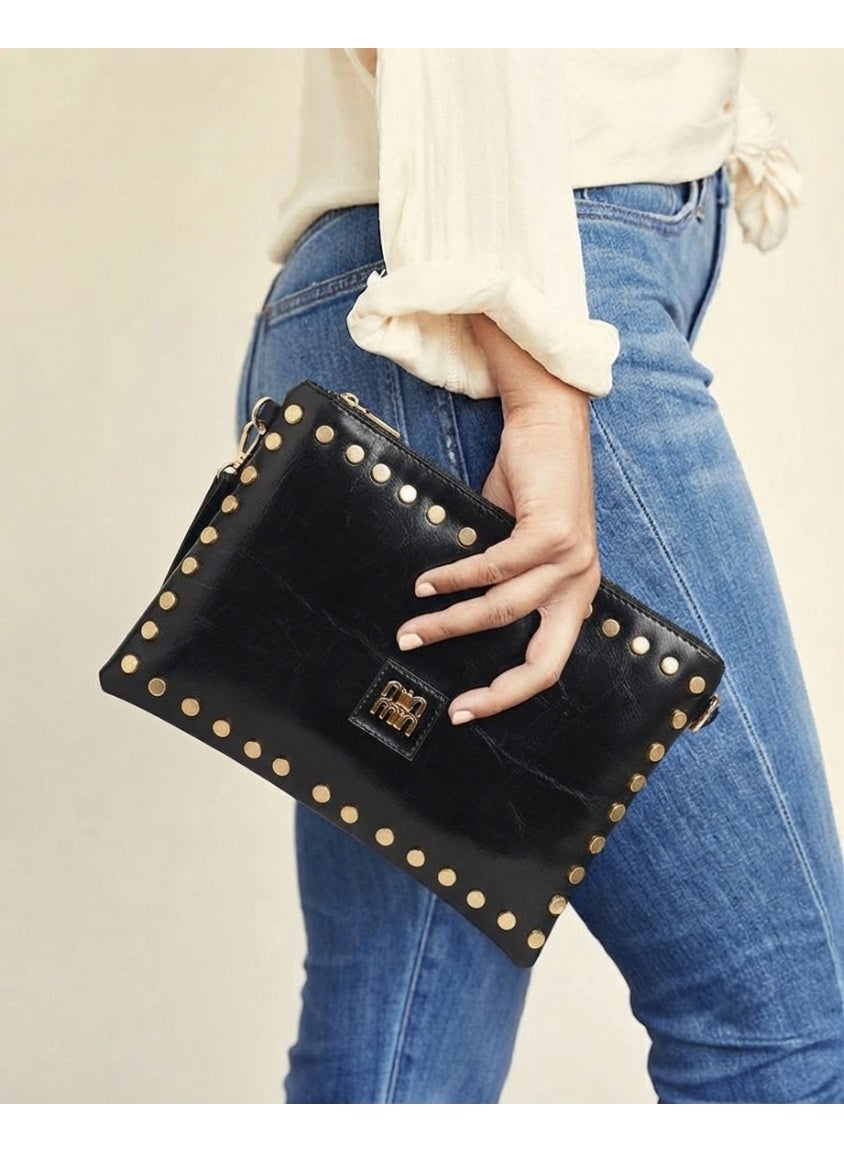 A lightweight and practical clutch that can be worn as a wristlet or crossbody BA-62