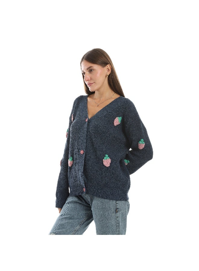سيزار كارديجان صوف حريمي قصير  مزين بفراولات صوف  وزراير من الأمام - Image 3