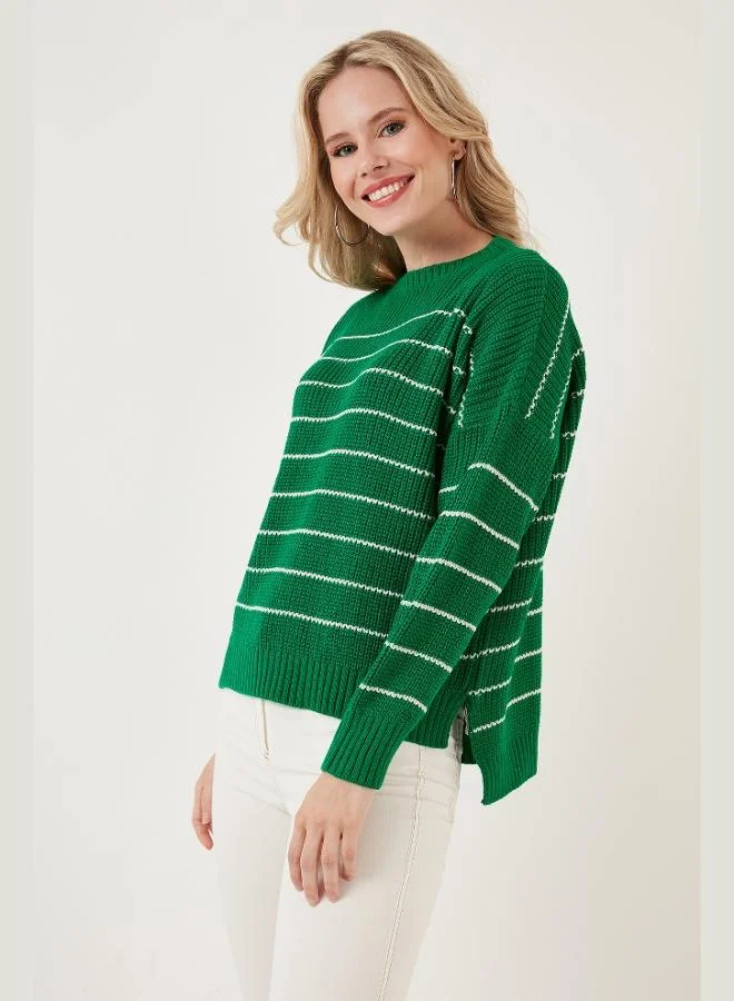 ليلا كنزة نسائية محبوكة بياقة مستديرة وخطوط طولية