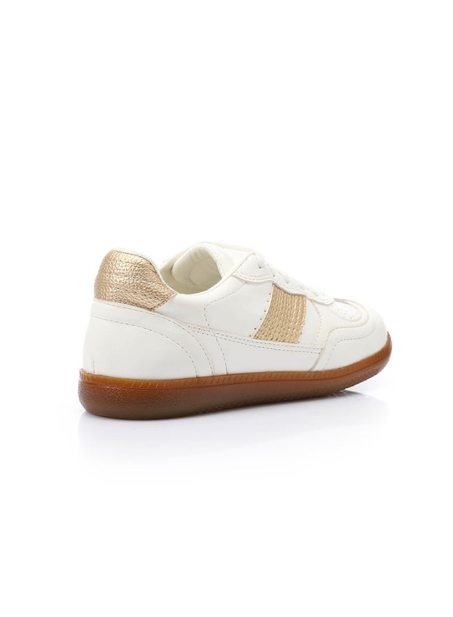 مستر.جو حذاء رياضي نسائي من الجلد الصناعي باللونين الأبيض والذهبي من مستر جو 3035 - Image 3