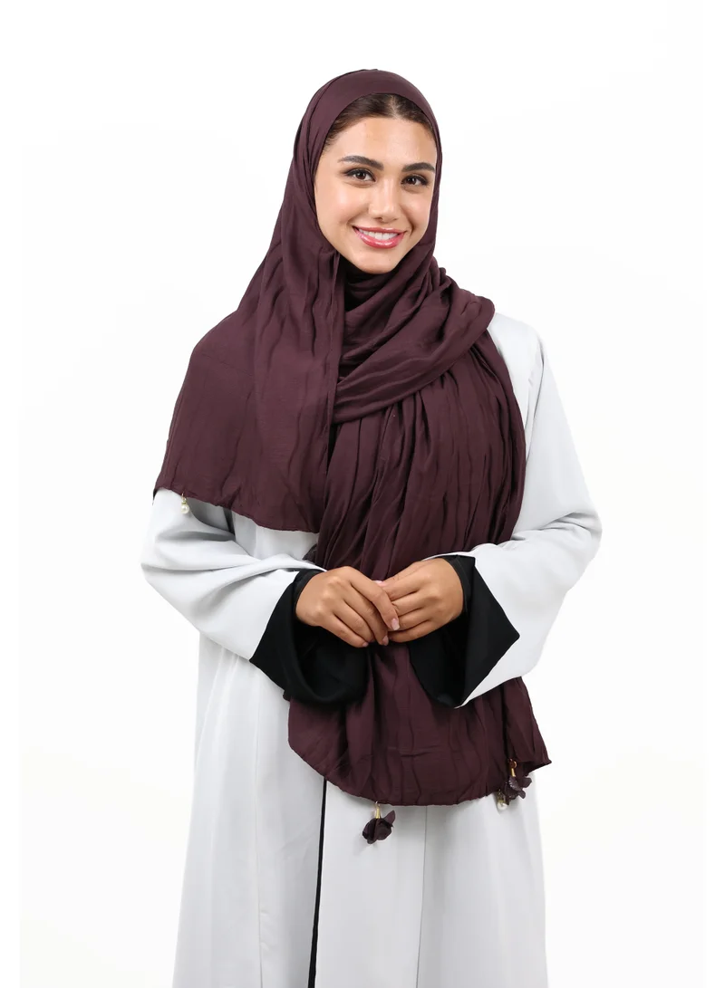 جميلة شيلة قطن كريب ممتازة مزينة بشرابات الورد القماشية وحبات اللؤلؤ (بني ماهوجني)