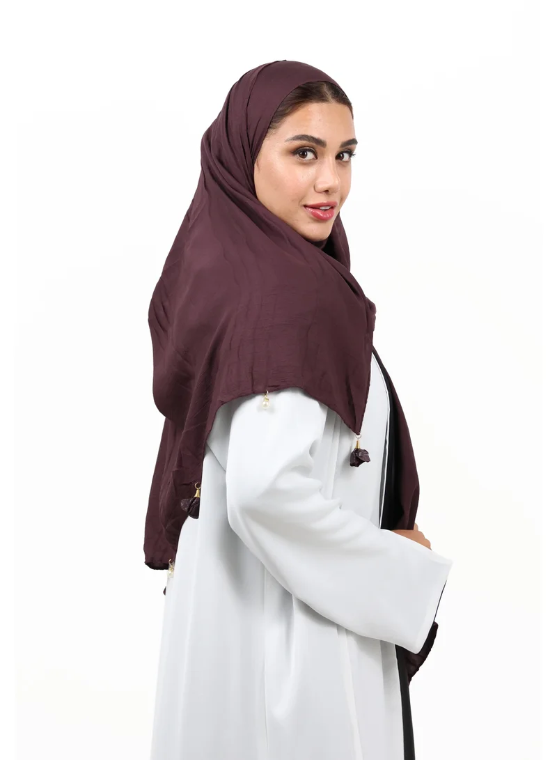 جميلة شيلة قطن كريب ممتازة مزينة بشرابات الورد القماشية وحبات اللؤلؤ (بني ماهوجني)