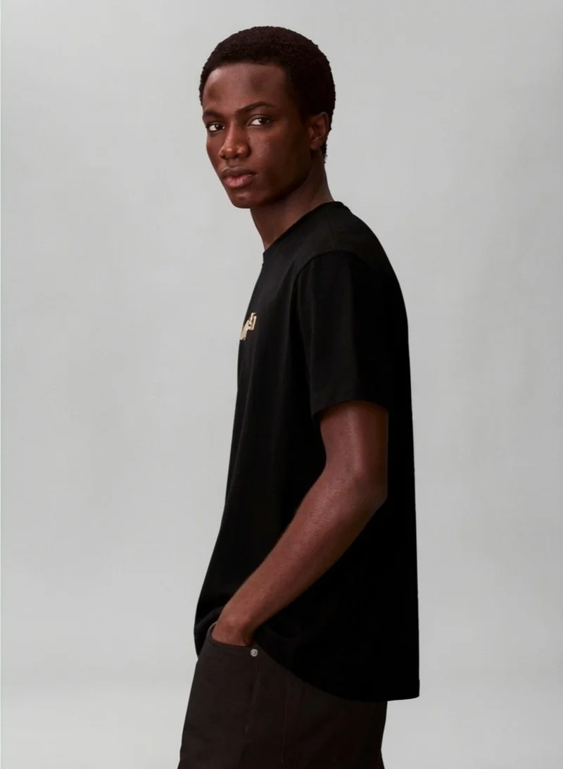 كالفن كلاين تيشيرت بشعار غرافيك