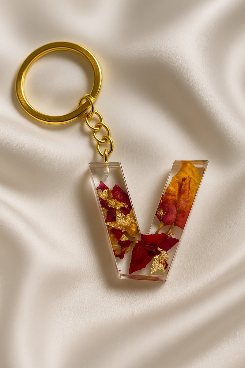 مفتاح حروف أبجدي مصنوع يدويًا - حرف V مع رقائق ذهبية وألوان خوخية | هدية مخصصة له ولها