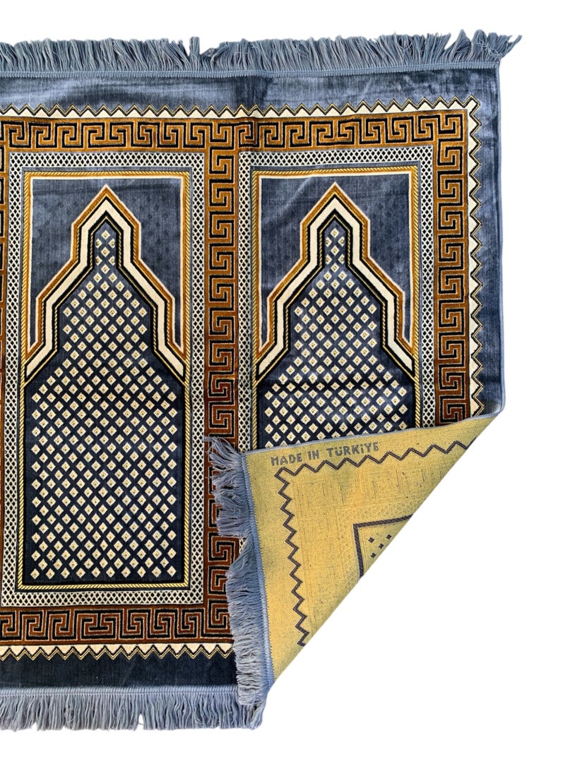 سجادة صلاة للمسلمين | سجادة صلاة عائلية | تتسع لأربعة أشخاص | إسلامية | مُصلّى | متعددة الألوان | تصميم مزخرف أنيق | نقوش هندسية | حواف مقوسة بشرّابات | ملمس مخملي ناعم | 4 أشخاص (رمادي) - Image 4