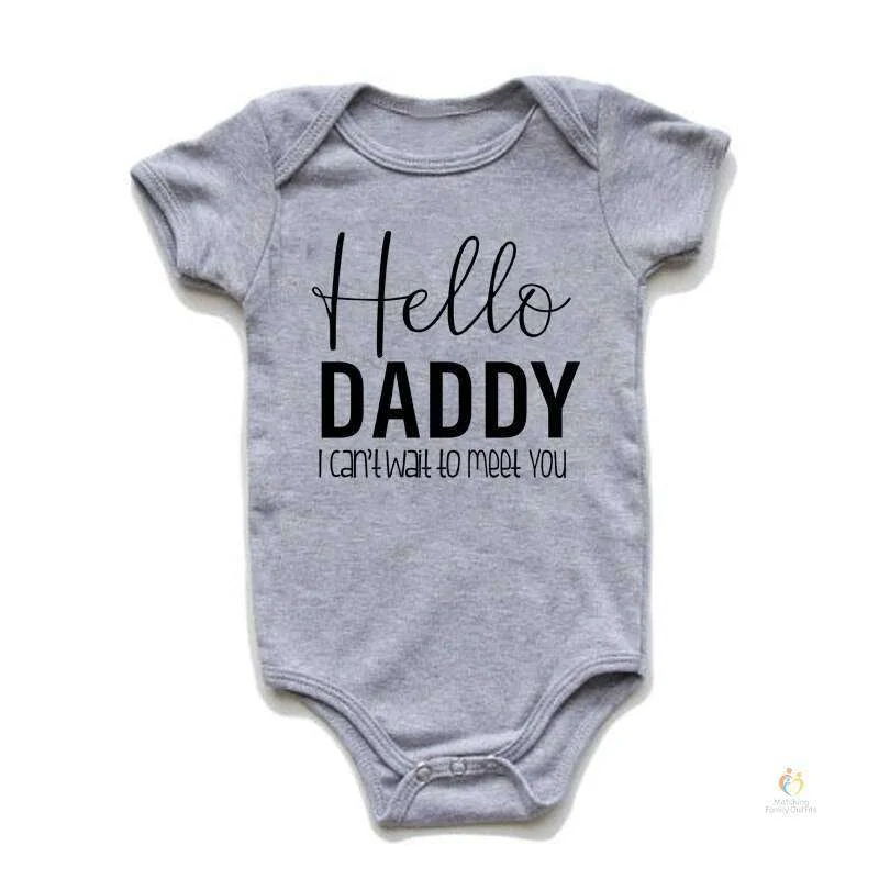 Matching Family Outfits Hello Daddy Baby Romper – I Can’t Wait to Meet You Infant Bodysuit, Unisex Newborn Baby Boy Girl Short Sleeve Cotton Jumpsuit, Cute baby Outfit (GREY)