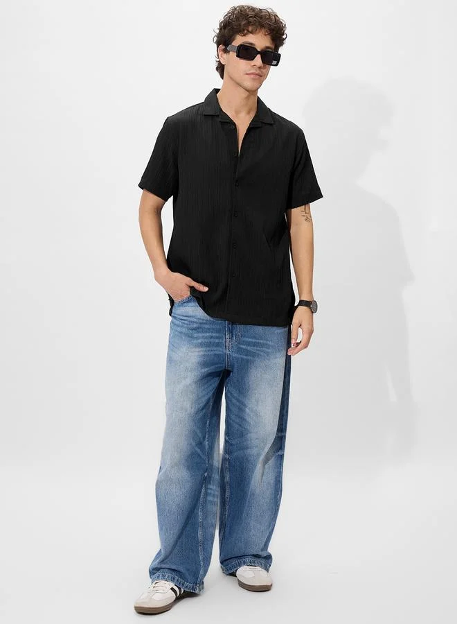 ذا سوليد ستور قميص بياقة ريزورت بنقشة بارزة