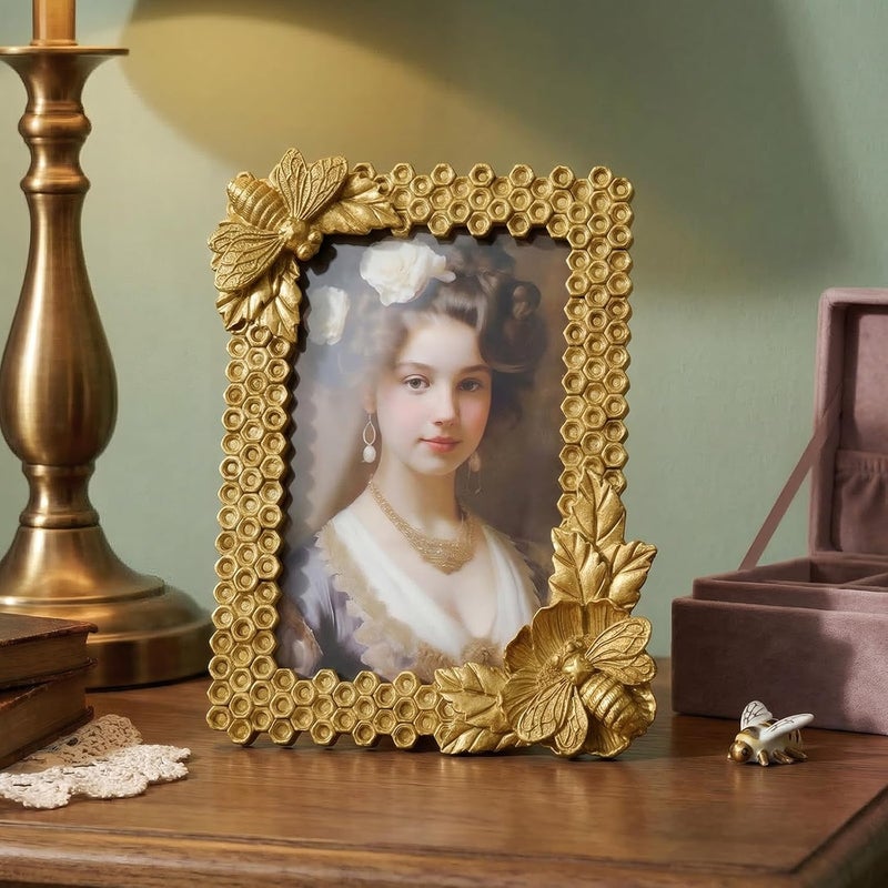Cuspin إطار صور قديم الطراز مقاس 4x6، مزين بنقوش راتنج ذهبية ومصنوع يدويًا، بواجهة زجاجية، مناسب للعرض على المكتب أو لتزيين المنزل. - Image 2