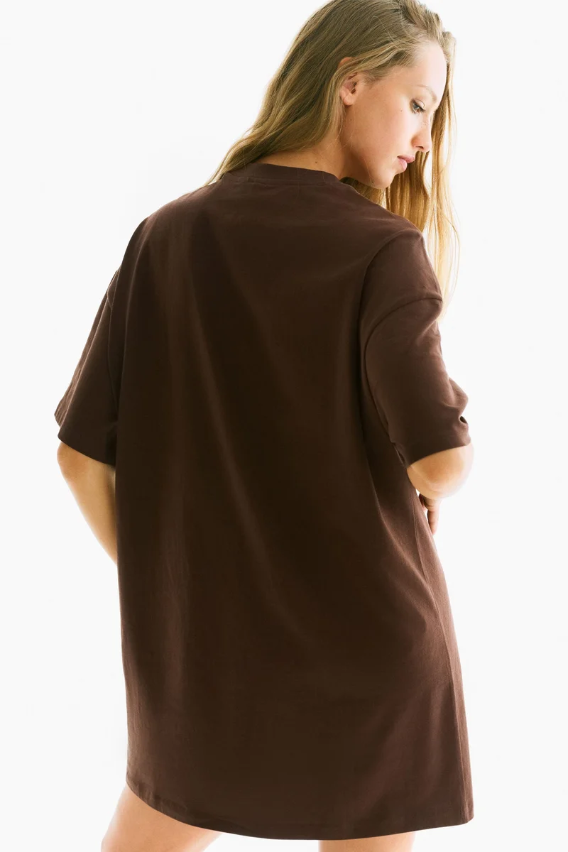 اتش اند ام فستان فضفاض بتصميم تي-شيرت