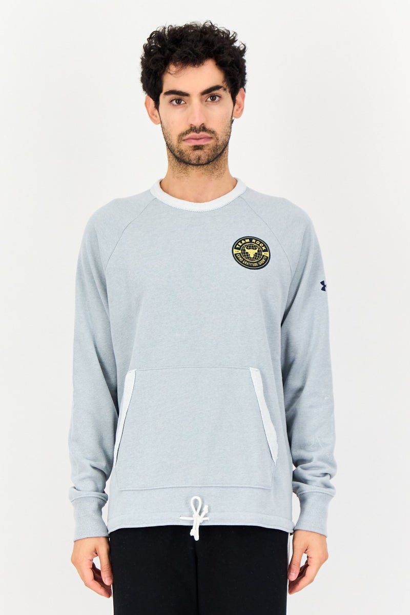 UNDER ARMOUR سويت شيرت خارجي بأكمام طويلة فضفاضة للرجال من أندر أرمور بالتعاون مع دواين جونسون، رمادي - Image 1