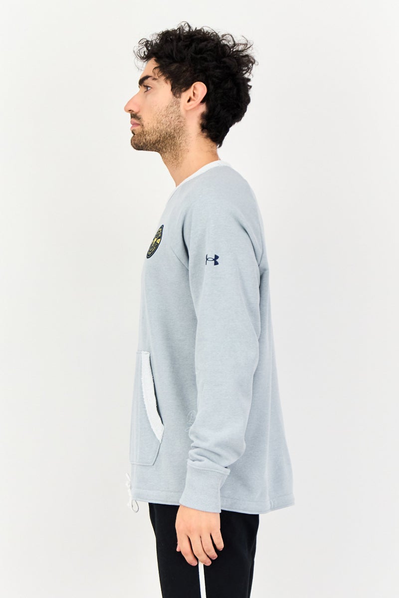 UNDER ARMOUR سويت شيرت خارجي بأكمام طويلة فضفاضة للرجال من أندر أرمور بالتعاون مع دواين جونسون، رمادي - Image 3