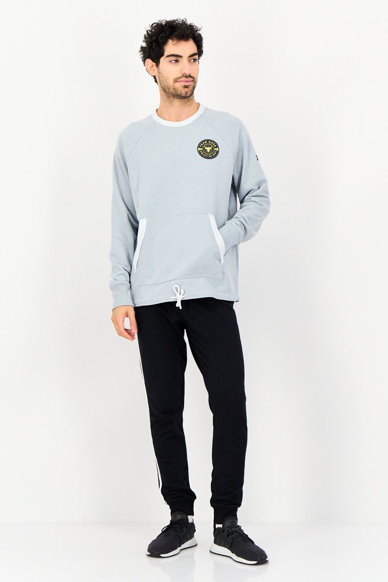 UNDER ARMOUR سويت شيرت خارجي بأكمام طويلة فضفاضة للرجال من أندر أرمور بالتعاون مع دواين جونسون، رمادي - Image 4