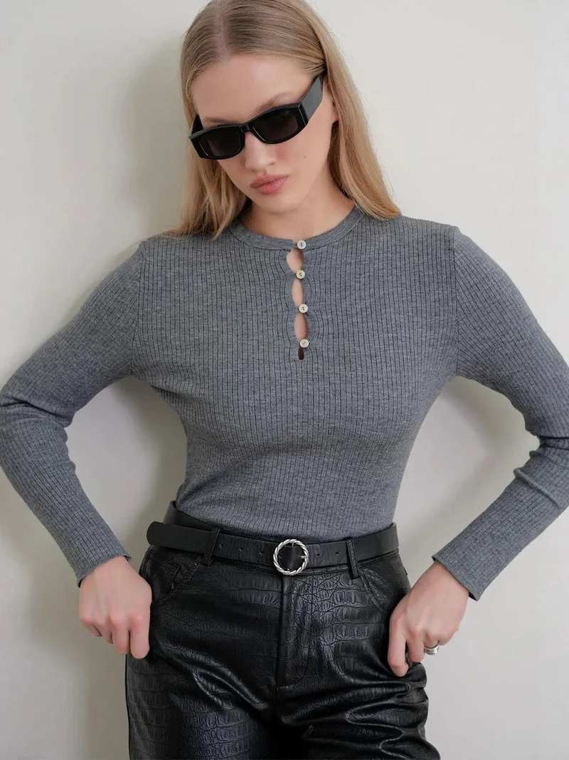 ميكسراي كنزة بياقة دائرية بتفاصيل أزرار ميكسراي