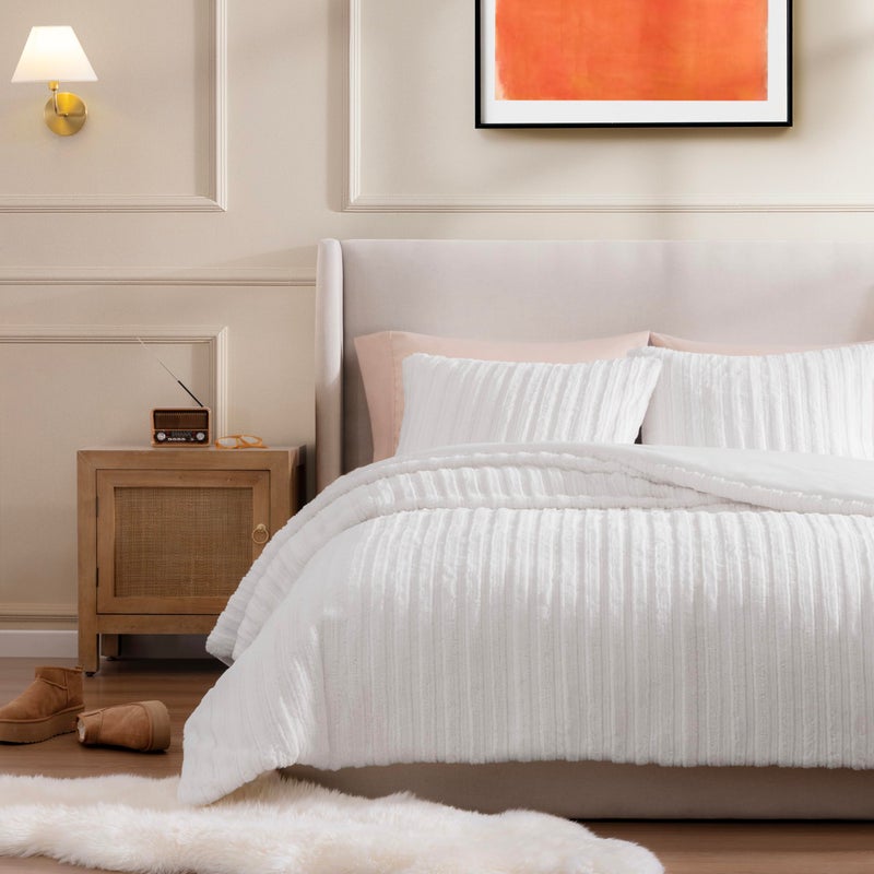 UGG Kenzie Full/Queen Comforter Set with 2 Pillow Shams Plush Faux Fur Bedding Soft Warm Down Alternative Comforter Washable Hypoallergenic Fluffy Blanket Set for Bedroom, Full/Queen Size, White Snow - Image 2