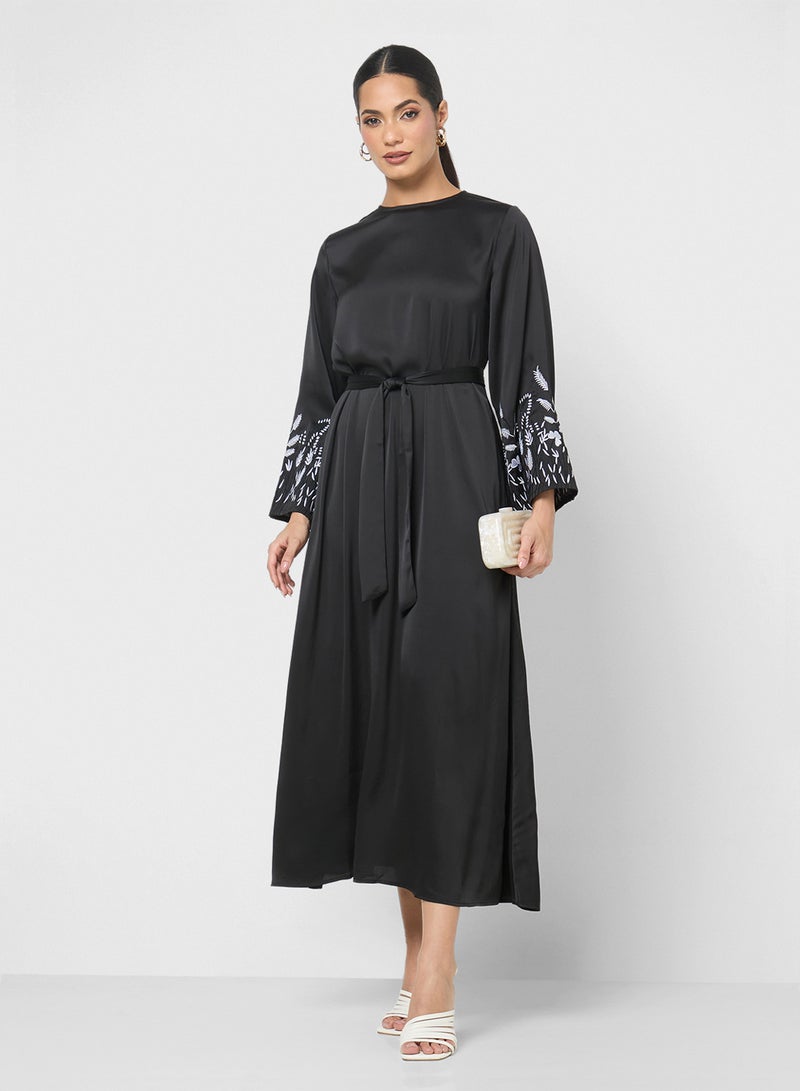 Khizana Abaya With Patterned Sleeves - Image 1