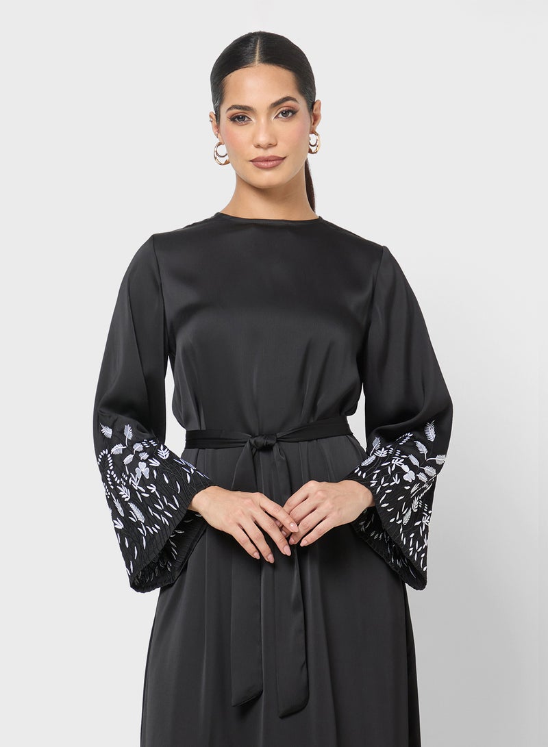 Khizana Abaya With Patterned Sleeves - Image 3