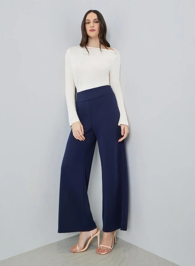 ستايلي بلوزة بتفاصيل محبوكة بياقة غير متماثلة