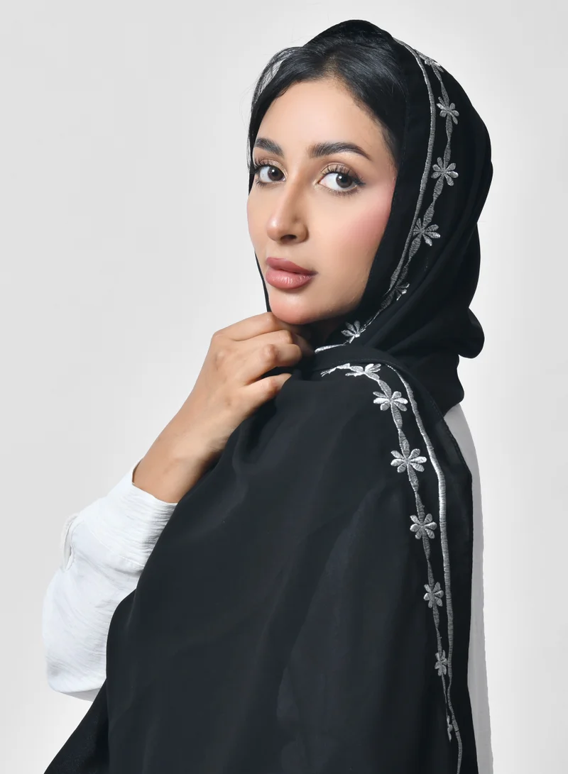 عبايات حوراء طرحة سوداء بتطريز فضي زاهي