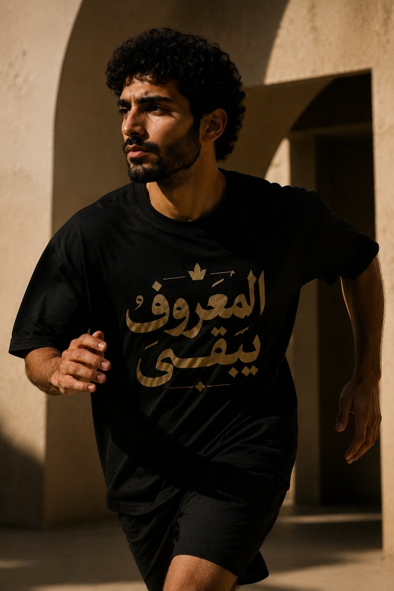 تي شيرت رجالي أسود بقصة واسعة وطبعة خط عربي بتصميم عصري بأكمام قصيرة وياقة دائرية - Image 3