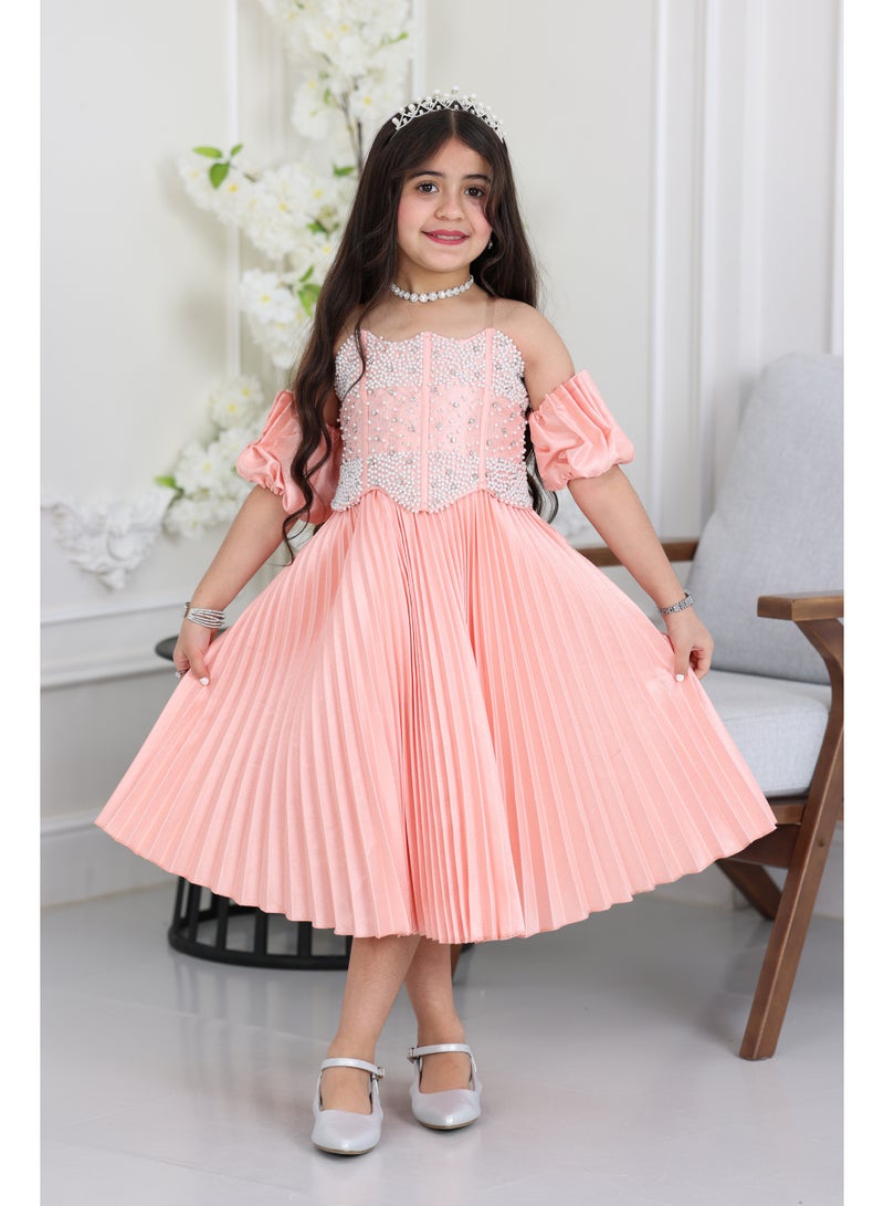 المصمم الحديث فستان سهرة بناتي تل يجمع بين فخامة اللؤلؤ المشكوك على الصدر ونعومة طبقات التل المنفوشة. يتميز بتنورة بليسيه قصيرة تمنح طفلتك إطلالة ملكية وحرية في الحركة، ليكون خيارك الأرقى في حفلات من براند المصمم الحديث - Image 1