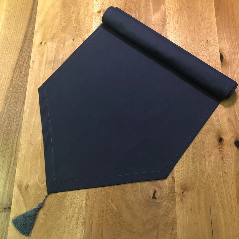 Desenİzmir Desizmir Solid Color Triangle Runner