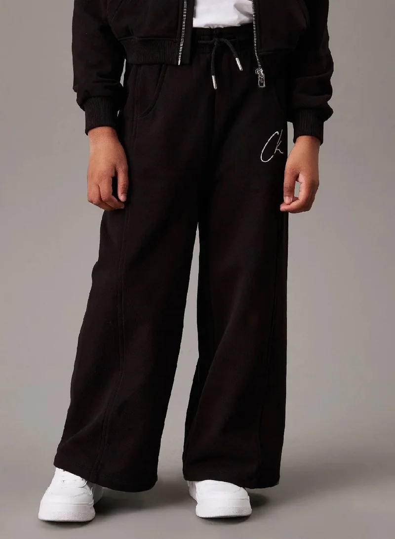 كالفن كلاين جينز بنطال رياضي خفيف للركض بأرجل واسعة مزين بشعار كلفن كلاين