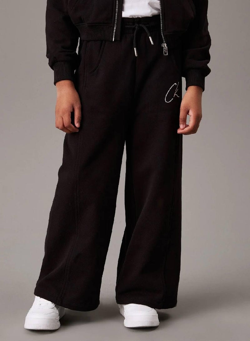 كالفن كلاين جينز بنطال رياضي خفيف للركض بأرجل واسعة مزين بشعار كلفن كلاين - Image 1