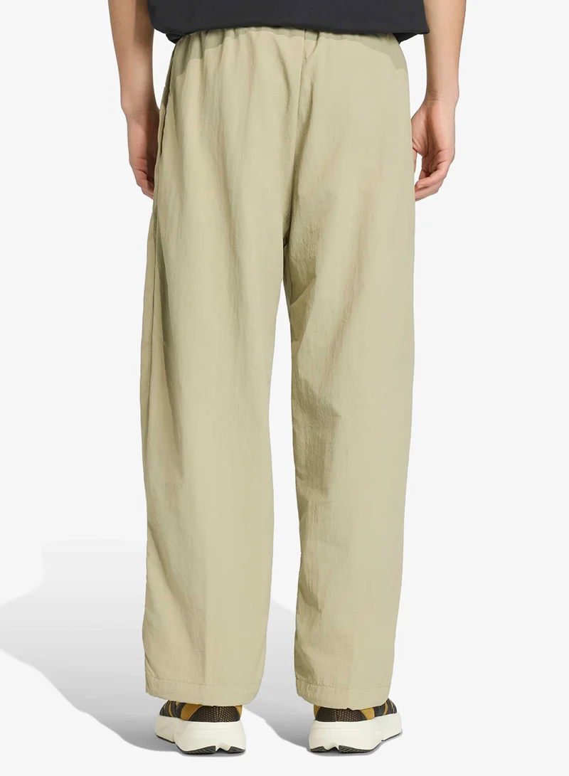 اديداس بنطال منسوج بشعار صغير وحافة مفتوحة أساسي