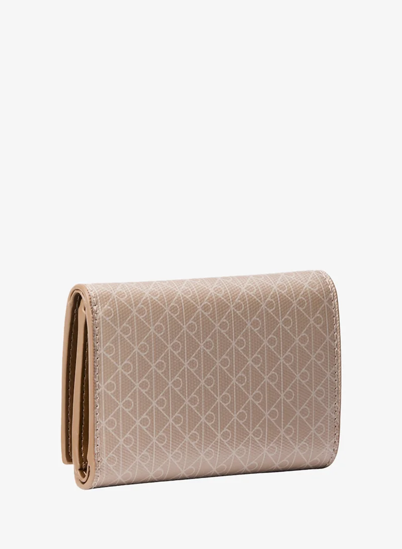 كالفن كلاين محفظة ثلاثية الطي بسحاب وشعار