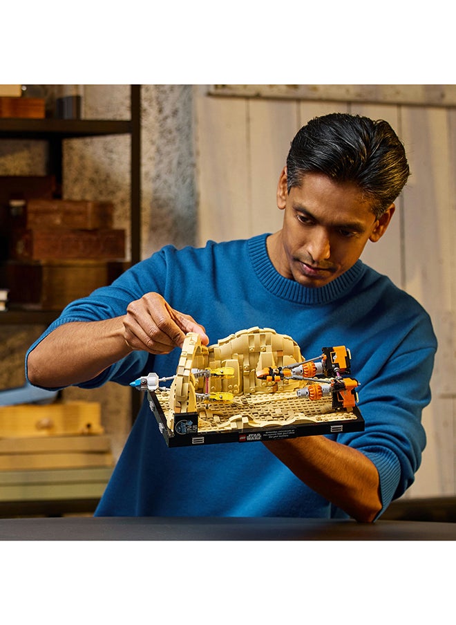LEGO 75380 حرب النجوم: تهديد الشبح سباق موس إيسبا نموذج ديوراما، مجموعة نموذج قابل للبناء، مجموعة هدايا قابلة للتجميع للبالغين، تتضمن سباق أنكين سكاي ووكر، مشهد مبني من الطوب للعرض (718 قطعة)  - Image 4