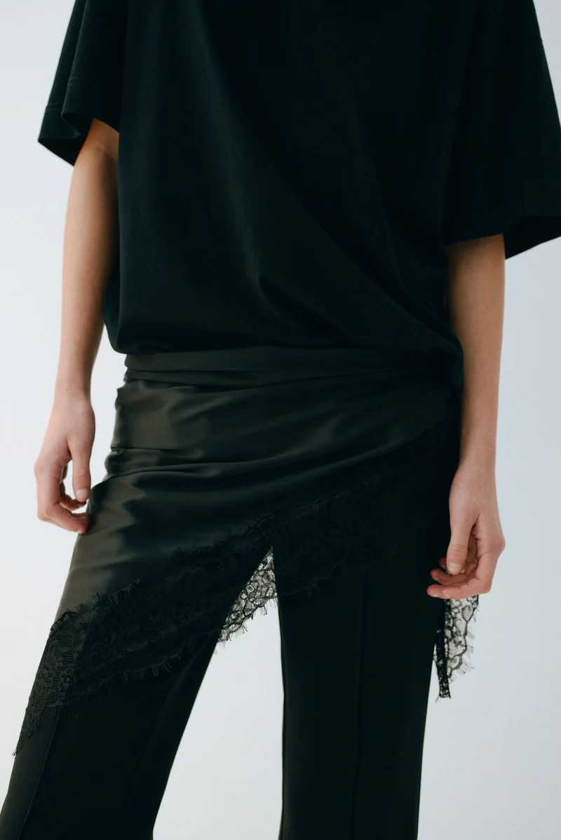 H&M Lace-trimmed triangle scarf