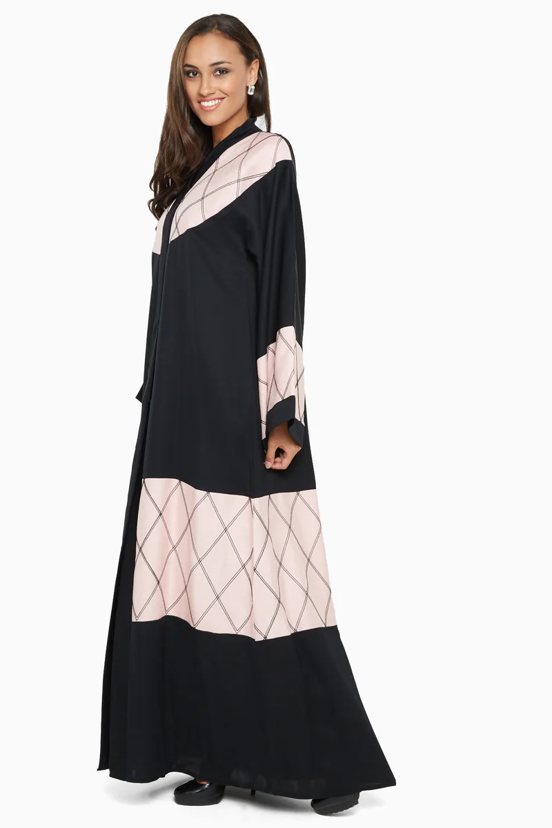 النخبة A simple yet elegant abaya with pink cross print detail -AJ596A