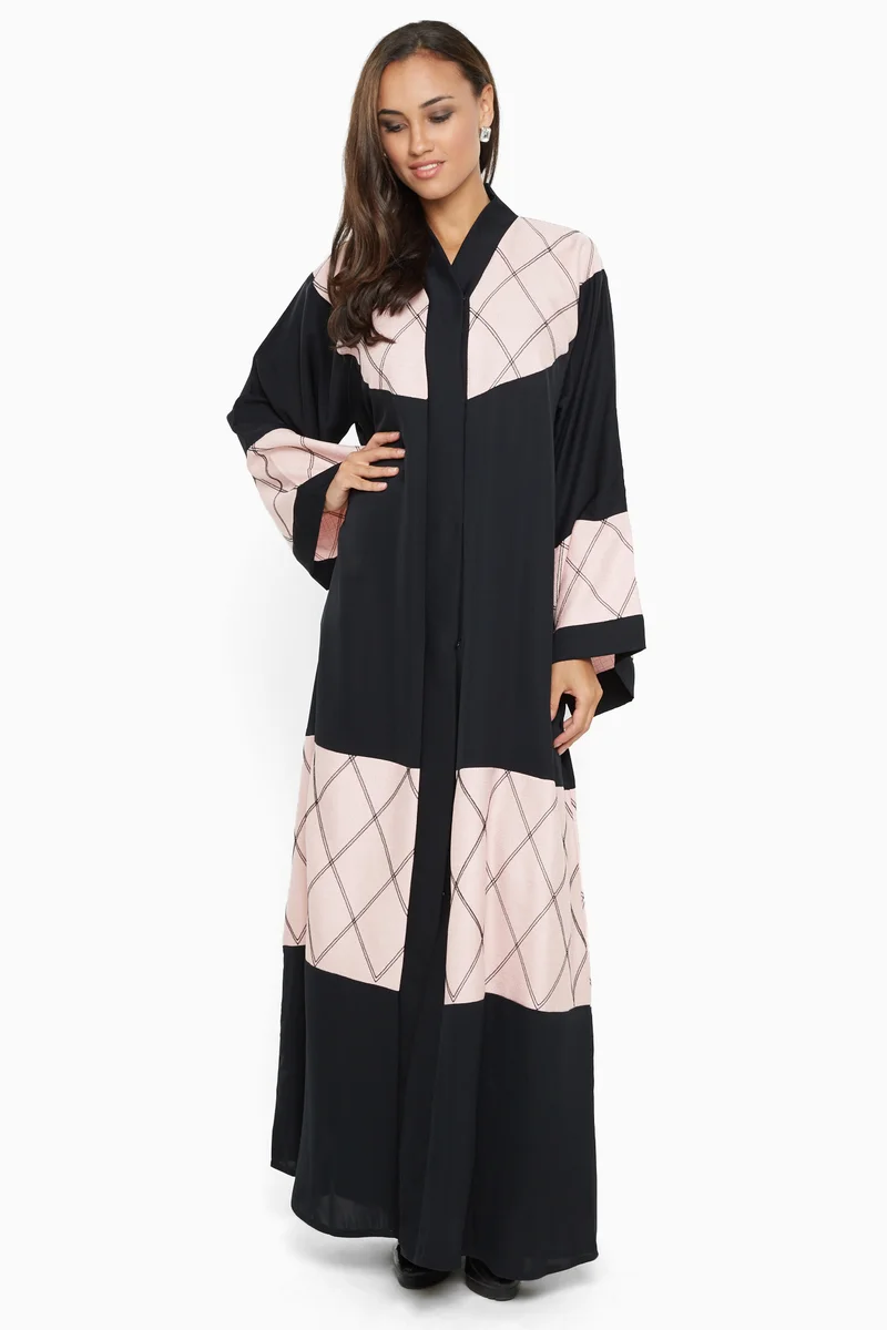 النخبة A simple yet elegant abaya with pink cross print detail -AJ596A