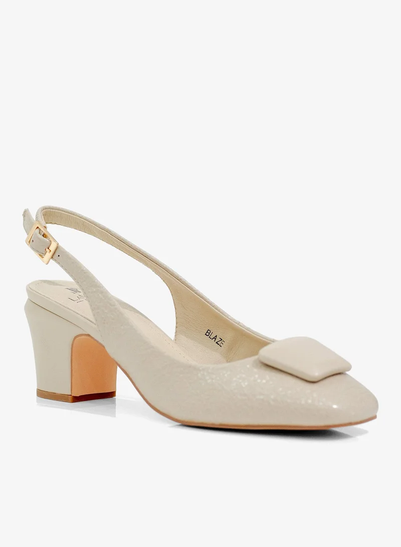 لاماراباريس حذاء بكعب . سم بحزام خلفي وزخرفة مربعة بلون نيود