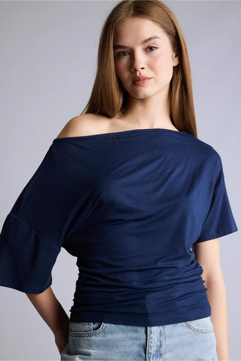 ديفاكتو Loose Fit One Shoulder Short Sleeve T-Shirt