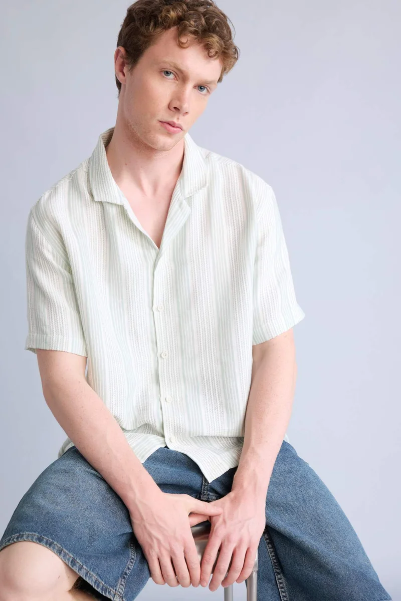 ديفاكتو Boxy Fit Apache Neck Short Sleeve Shirt