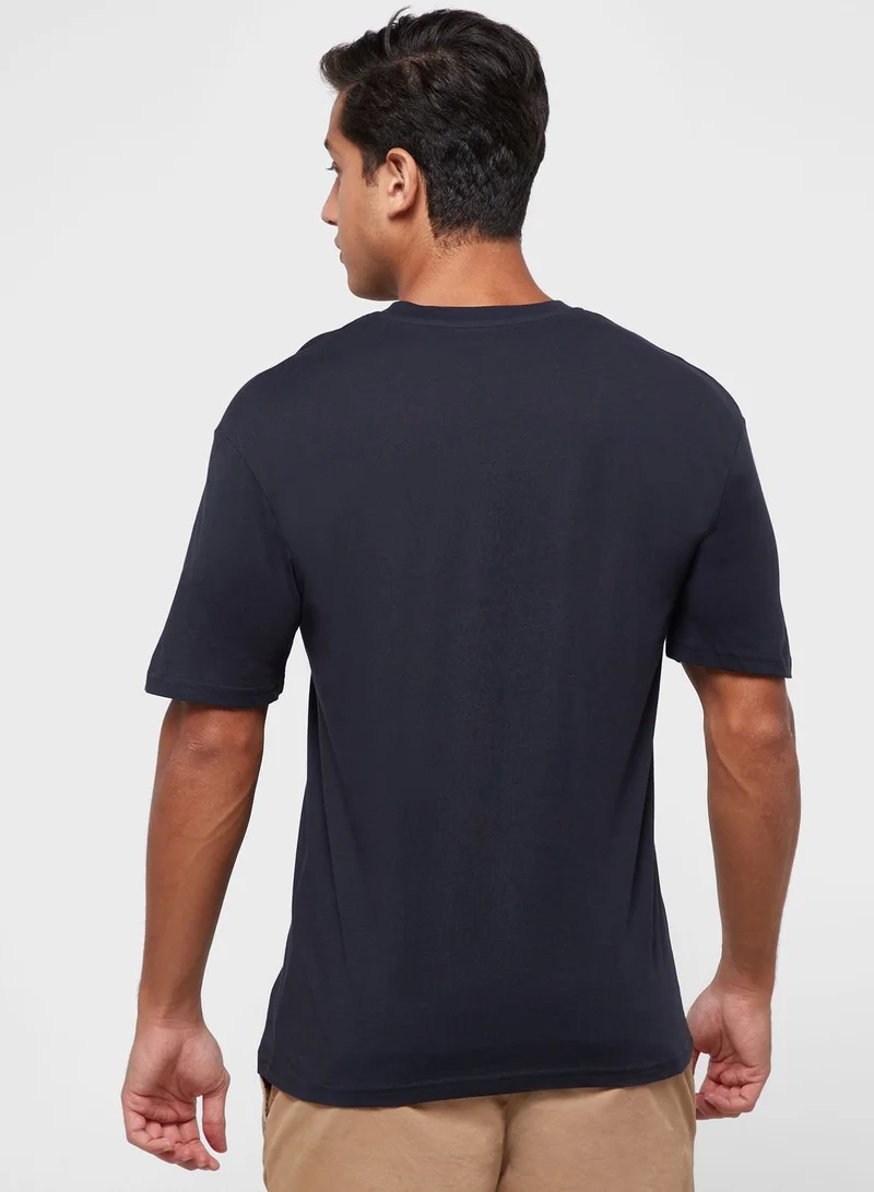 جاك اند جونز تي شيرت برقبة دائرية وشعار الماركة