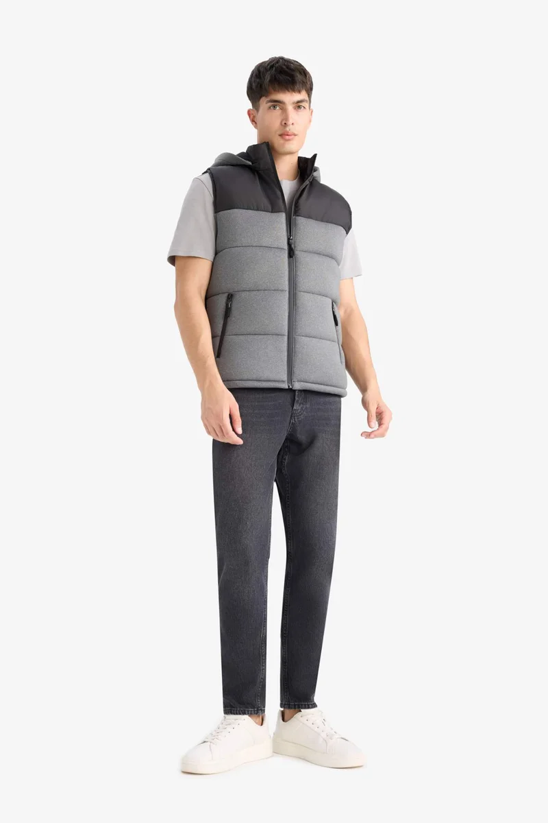 ديفاكتو Slim Fit Hooded Zippered Puffer Vest