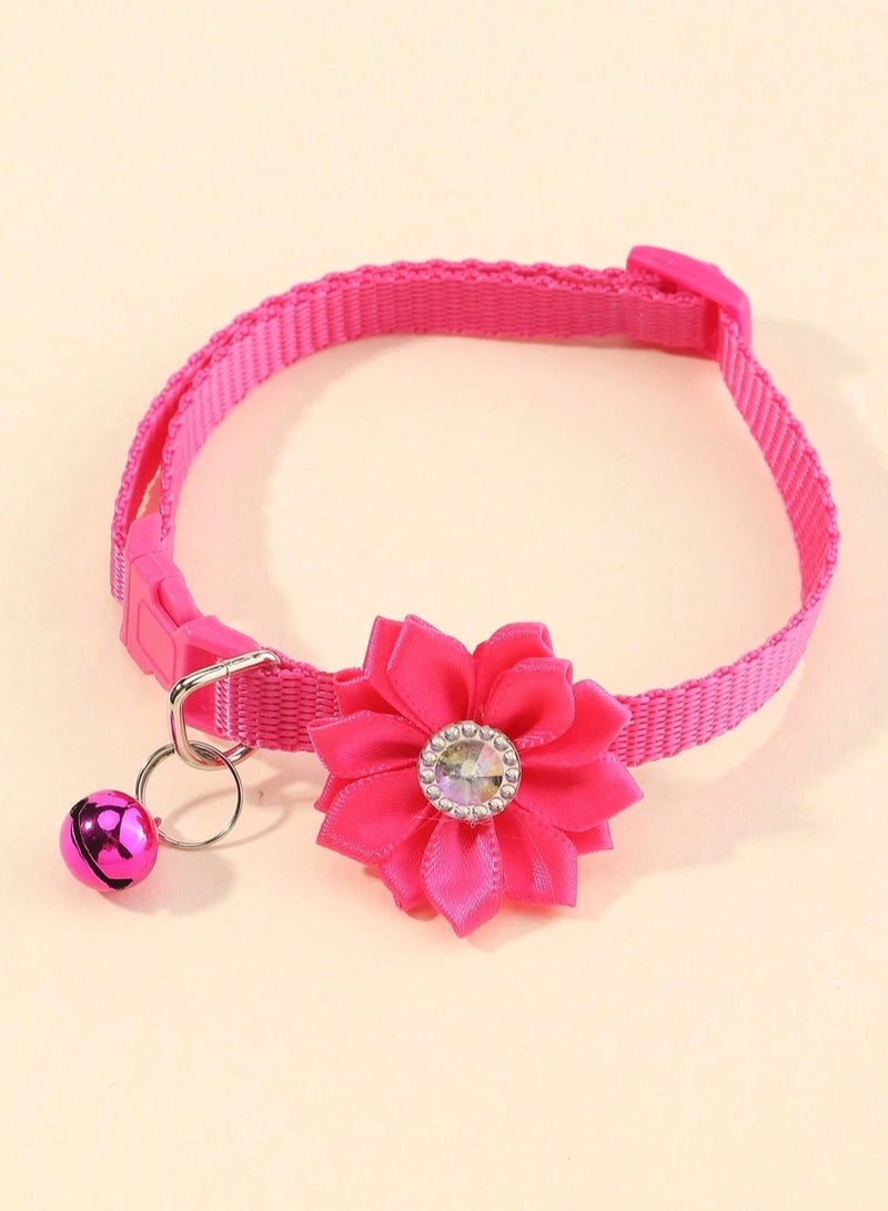 طوق قطة لطيف مع قلادة على شكل زهره و جرس باللون الوردي الملفت  حجم قابل للتعديل مضاد للاختناق، مناسب للقطط والحيوانات الأليفة الصغيرة الأخرى - Image 1