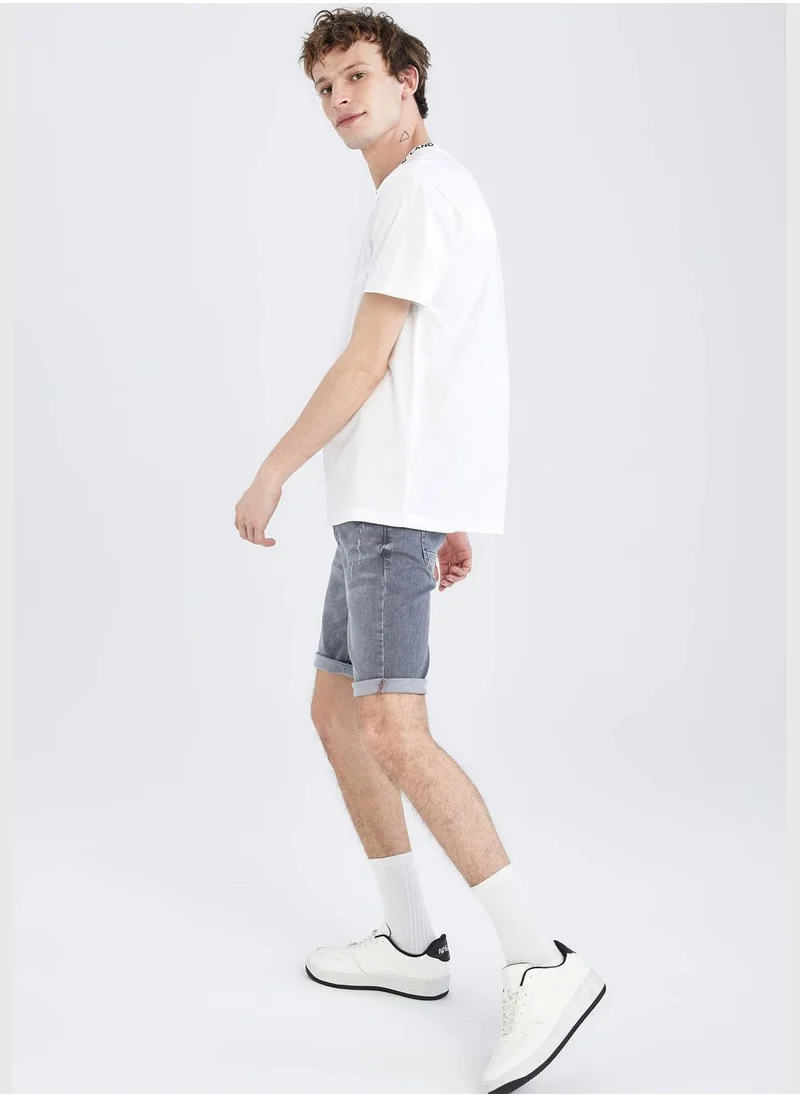 ديفاكتو Skinny Fit Distressed Jean Short