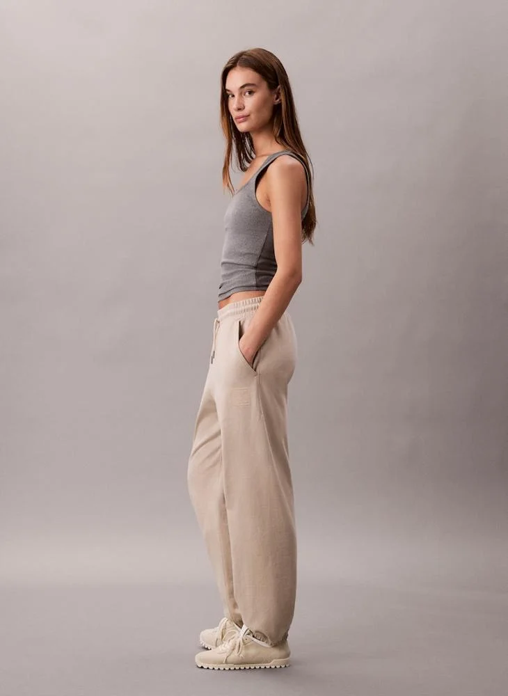 كالفن كلاين بنطال رياضي بشعار وحزام شداد